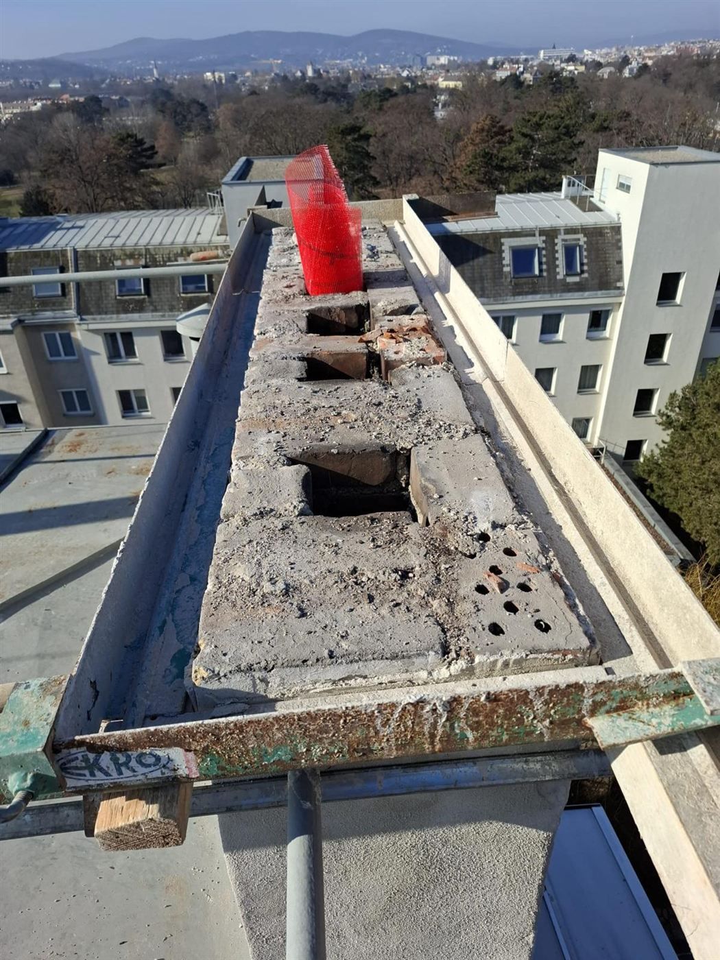 Abgetragener Kaminkopf vor der Herstellung der neuen Abdeckplatte