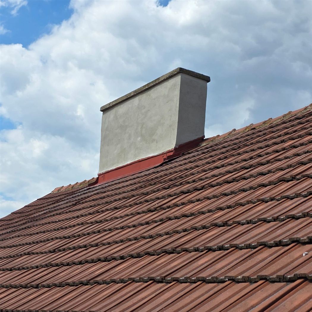 Sanierter Kaminkopf mit neuem Feinverputz, Seitenansicht