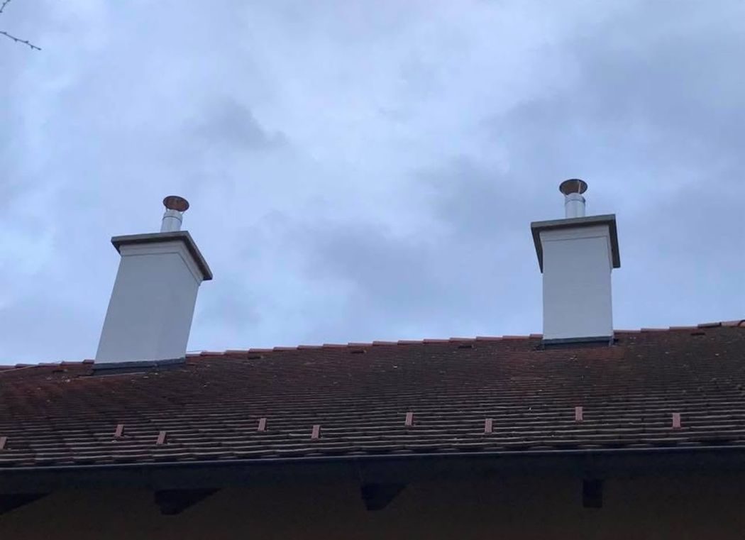 Zwei sanierte Kamine mit neuen Betonabdeckplatten und Aufsätzen