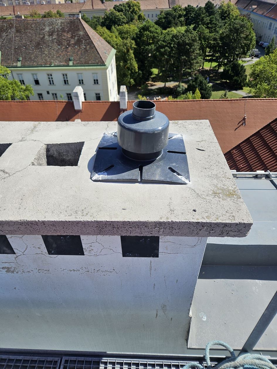 Neue Kaminmündung mit Abdeckung über den Dächern Wiens