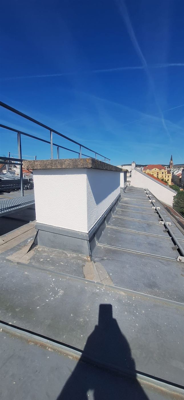 Frisch beschichteter Kaminkopf über den Dächern der Stadt