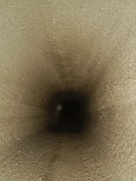 Frisch beschichteter Kaminzug mit glatter, heller Schleifmasse