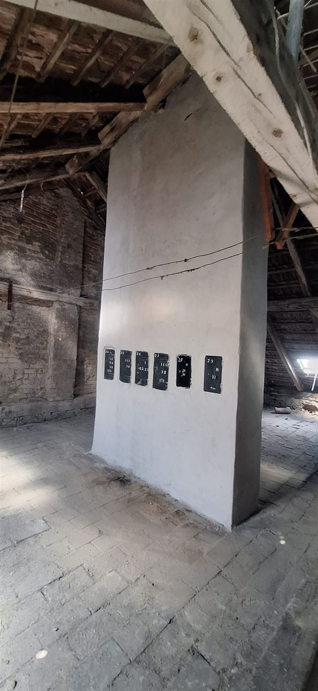 Fertig verputzte Wangenmauer mit noch feuchtem Putz
